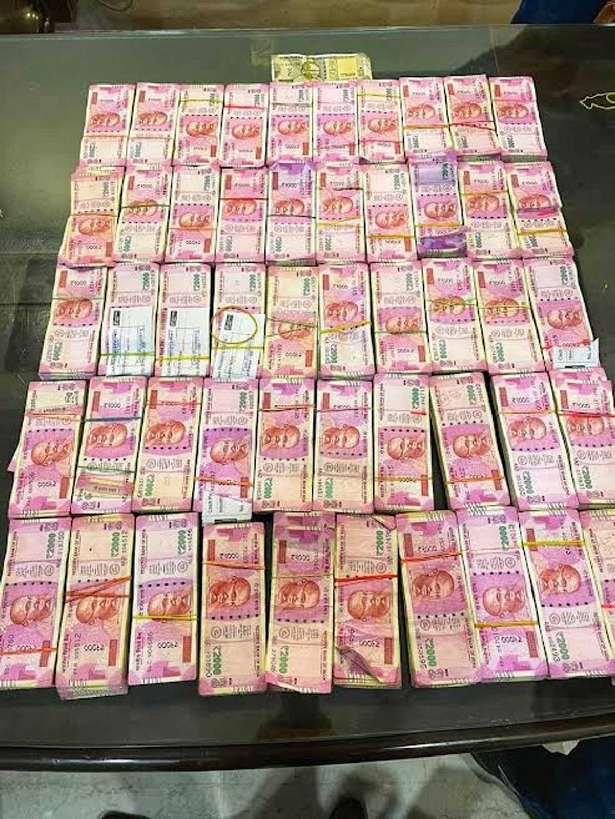 आईटी और एसओजी टीम ने दिल्ली से पकड़ा एजेंट : 1 करोड़ ब्लैक मनी और 5 करोड़ रुपए के मिले लेनदेन